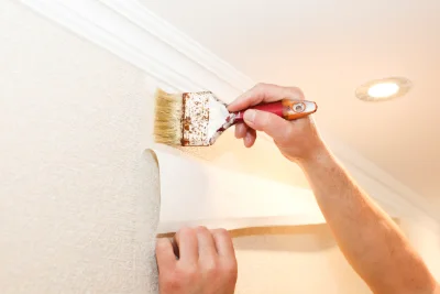 Pose de papier peint à Servais — revêtements muraux et toiles de verre